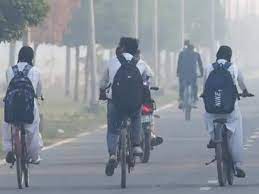 शीतलहर के कारण लखनऊ के 12वीं तक के स्कूलों में 4 से 7 जनवरी तक अवकाश, हाथरस में भी छुट्टी घोषित…