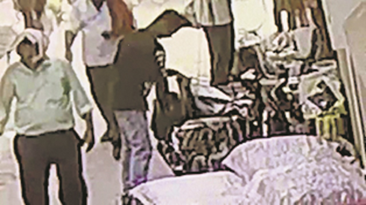 गया: बाइक की डिक्की से अपराधियों ने उड़ाये दो लाख रुपये, सीसीटीवी में कैद हो गई सारी करतूत