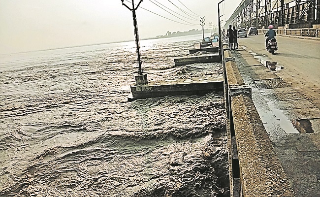 कोसी बराज के तीन दर्जन फाटक खोले गये, नदियों में उफान से सुपौल, अररिया समेत कई जिलों में बाढ़ ने मचायी तबाही