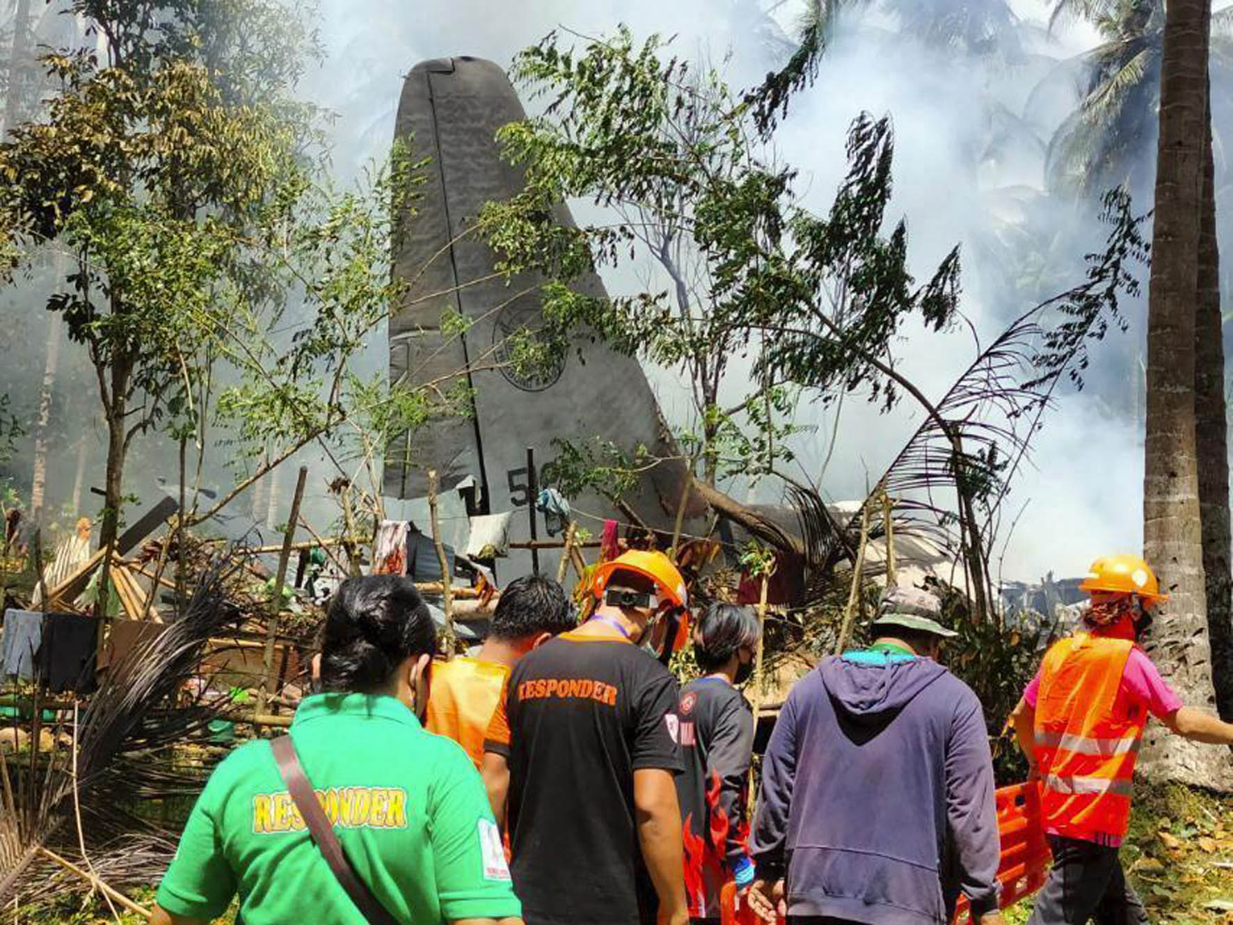 Philippines : विमान के क्रैश होने से लगी आग, सैनिक विमान से कूदते आये नजर, 45 की मौत
