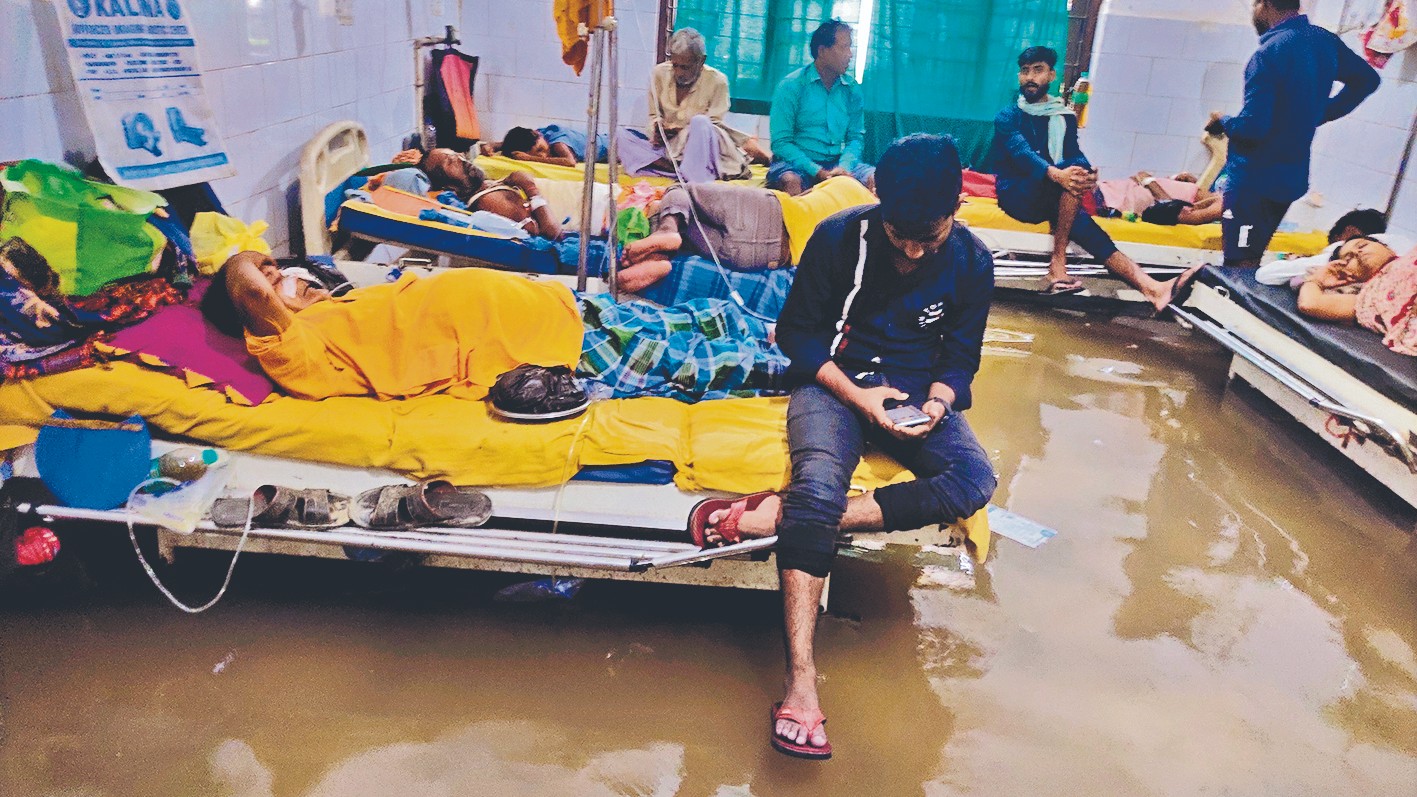 बिहार: बारिश के पानी में डूबा DMCH, ओटी और डॉक्टर चैंबर में पानी ही पानी, मरीजों का आना-जाना हुआ मुश्किल
