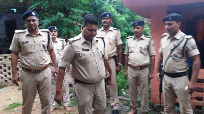 मधुपुर में हथियार से लैस अपराधियों ने दर्जन भर गाड़ियों से की की लूटपाट, केस दर्ज