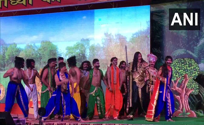 Ayodhya ki Ramleela: रामजन्म की लीला से मंत्रमुग्ध हुए दर्शक, जानें अयोध्या रामलीला में भाव विभोर करने वाला क्या रहा प्रसंग…