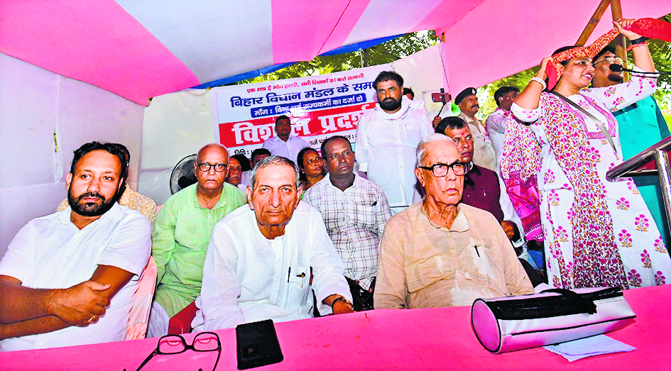 शिक्षकों को बिना शर्त राज्यकर्मी का दर्जा दें, नहीं तो हम 2024-25 में भी सरकार के खिलाफ लड़ेंगे: शत्रुघ्न सिंह