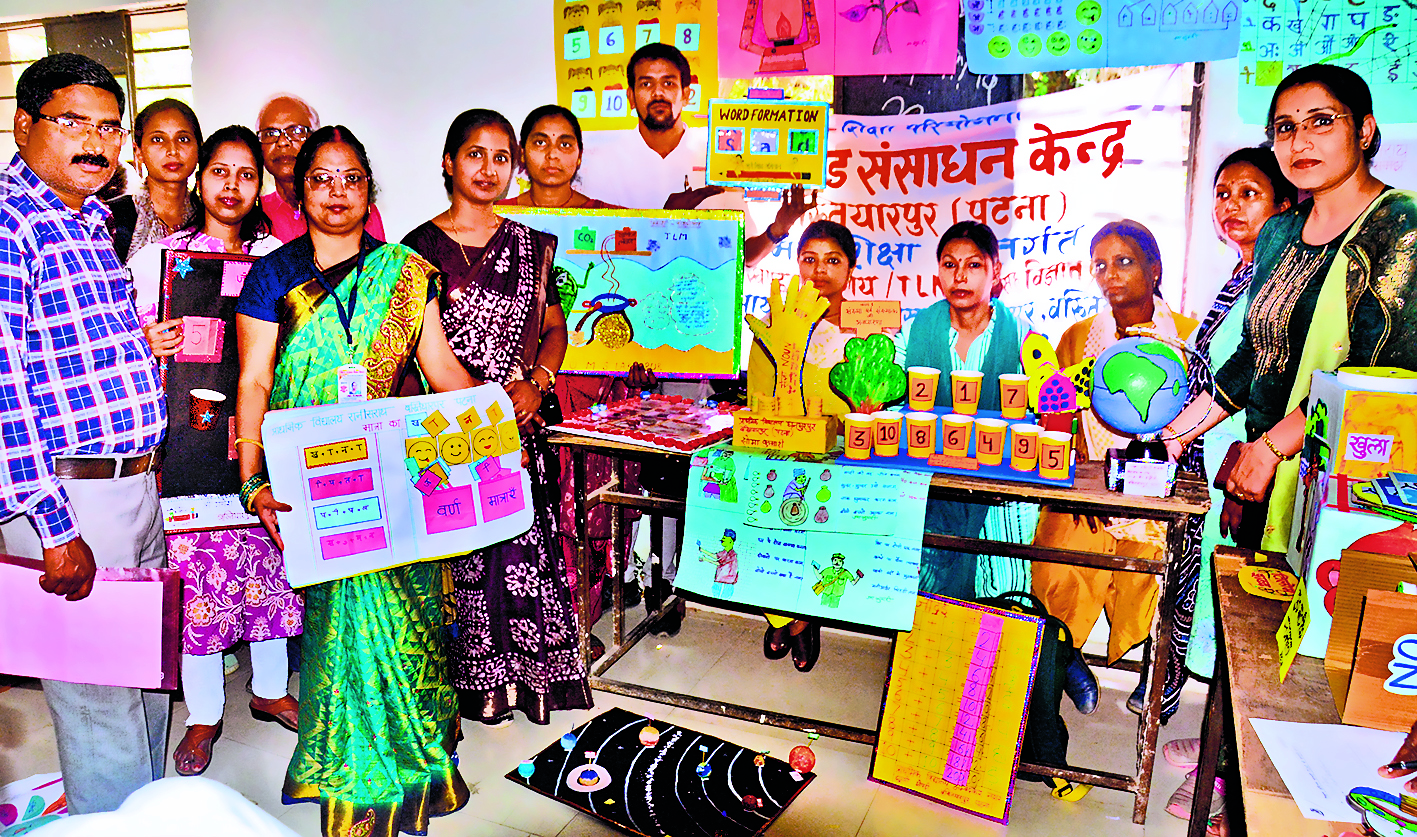 पटना के शिक्षक गुलदस्ते से सिखा रहे पर्यायवाची शब्द, पढ़ाई आसान बनाने के लिए बनाये हैंडमेड लर्निंग मेटेरियल