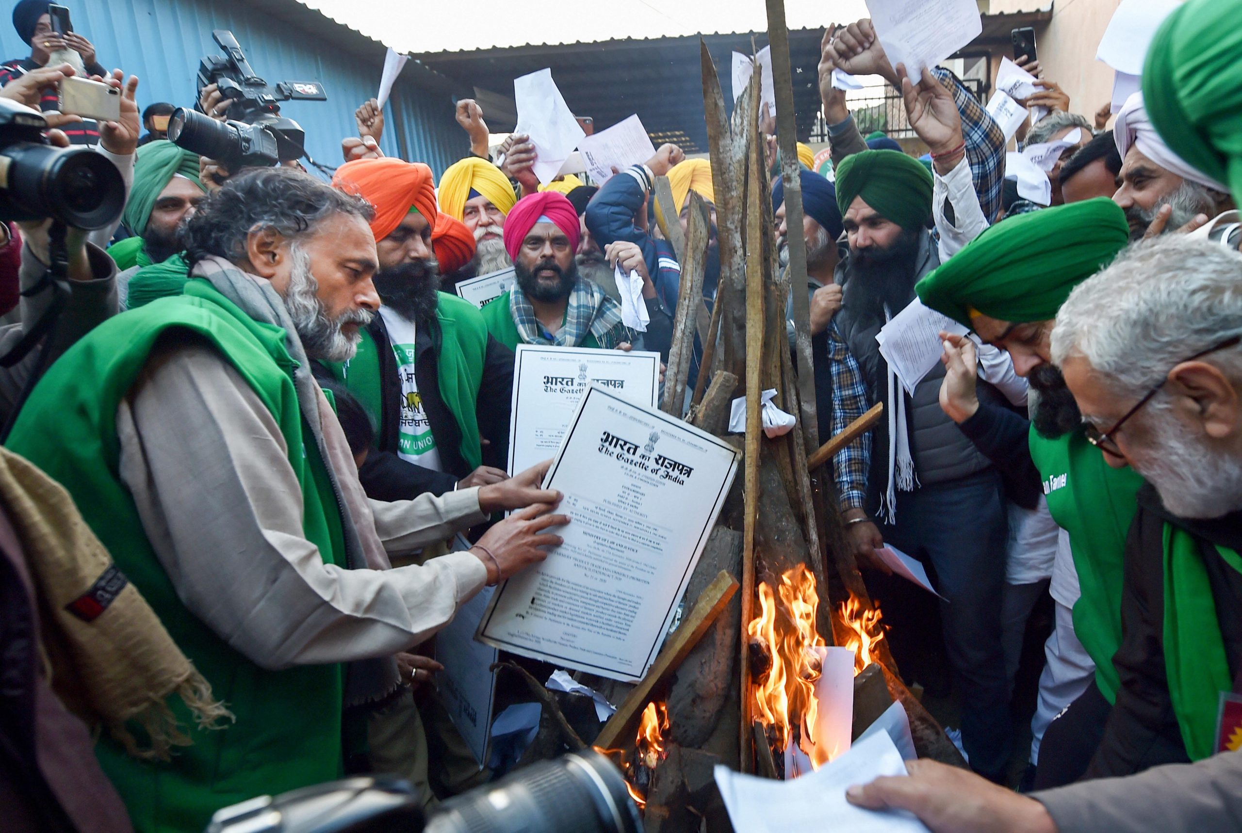 Farmers Protest : कृषि कानूनों की प्रतियां जलाकर किसानों ने मनायी लोहड़ी, दे दी बड़ी चेतावनी, देखें तसवीरें