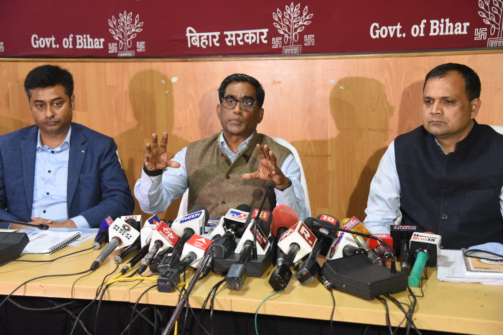 कोरोना डाटा छेड़छाड़ मामले में बड़ा बयान, जानें विपक्ष के दावों पर स्वास्थ्य विभाग के प्रधान सचिव ने क्या कहा…