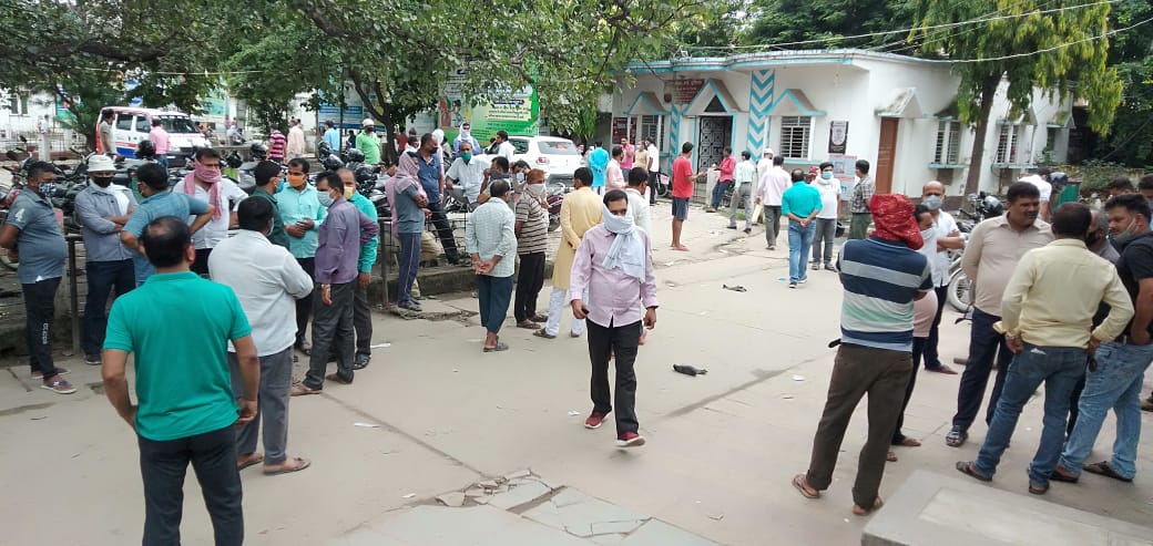 अपराधियों ने शिक्षा विभाग के क्लर्क को गोलियों से भूना, मौत के बाद सदर अस्पताल में हंगामा