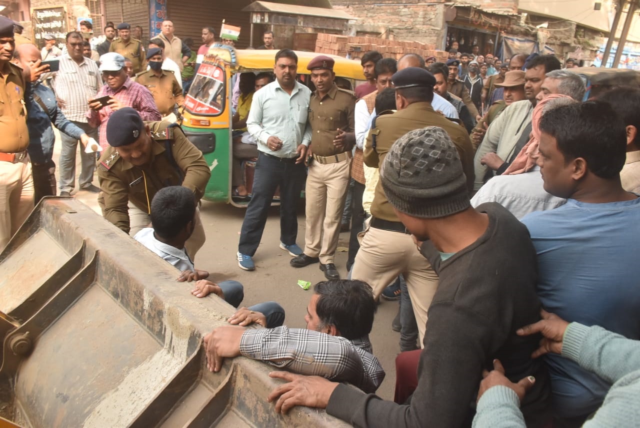 पटना में अतिक्रमण हटाने को लेकर मचा बवाल, देखते ही देखते आग का गोला बन गया अनिल, भीड़ ने पुलिस पर बरसाए पत्थर
