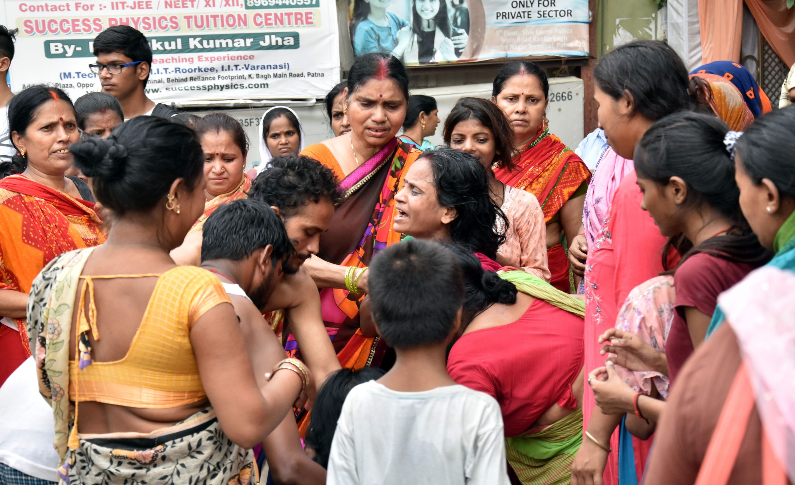 पटना के होटल की बाउंड्री में लगे एंगल में दौड़ रहा था करेंट, कपड़ा उतारने गये पड़ोसी की मौत, लोगों में आक्रोश