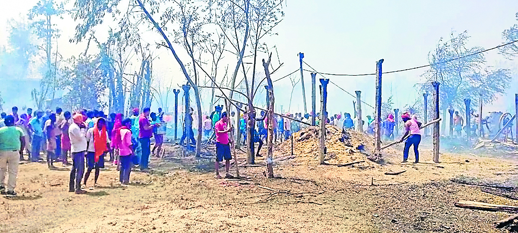 बेगूसराय में गैस सिलिंडर फटने से लगी आग, 250 घर जल कर राख, बाल-बाल बची कई की जान