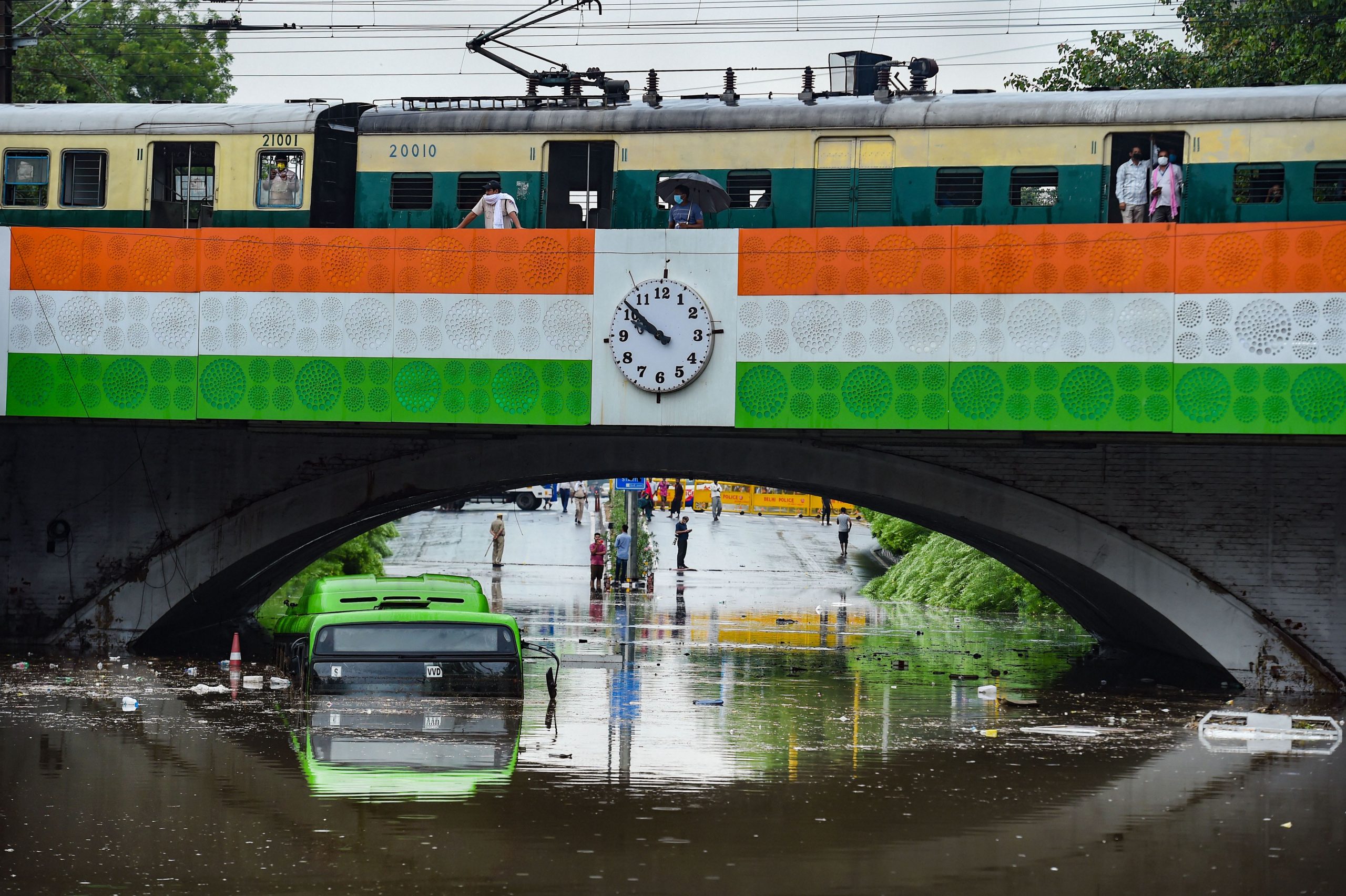 Delhi Rain : दिल्ली मे भारी बारिश से जलभराव, बस डूबी, एक की मौत, बयानों का दौर जारी