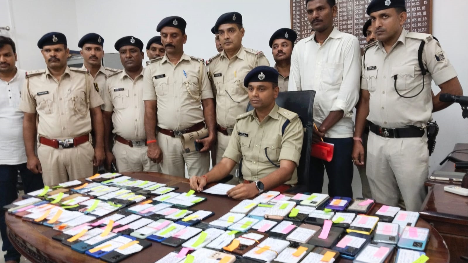 पटना से मोबाइल चोरी कर नेपाल में बेचने वाले गिरोह का खुलासा, पुलिस ने 25 आरोपियों को किया गिरफ्तार