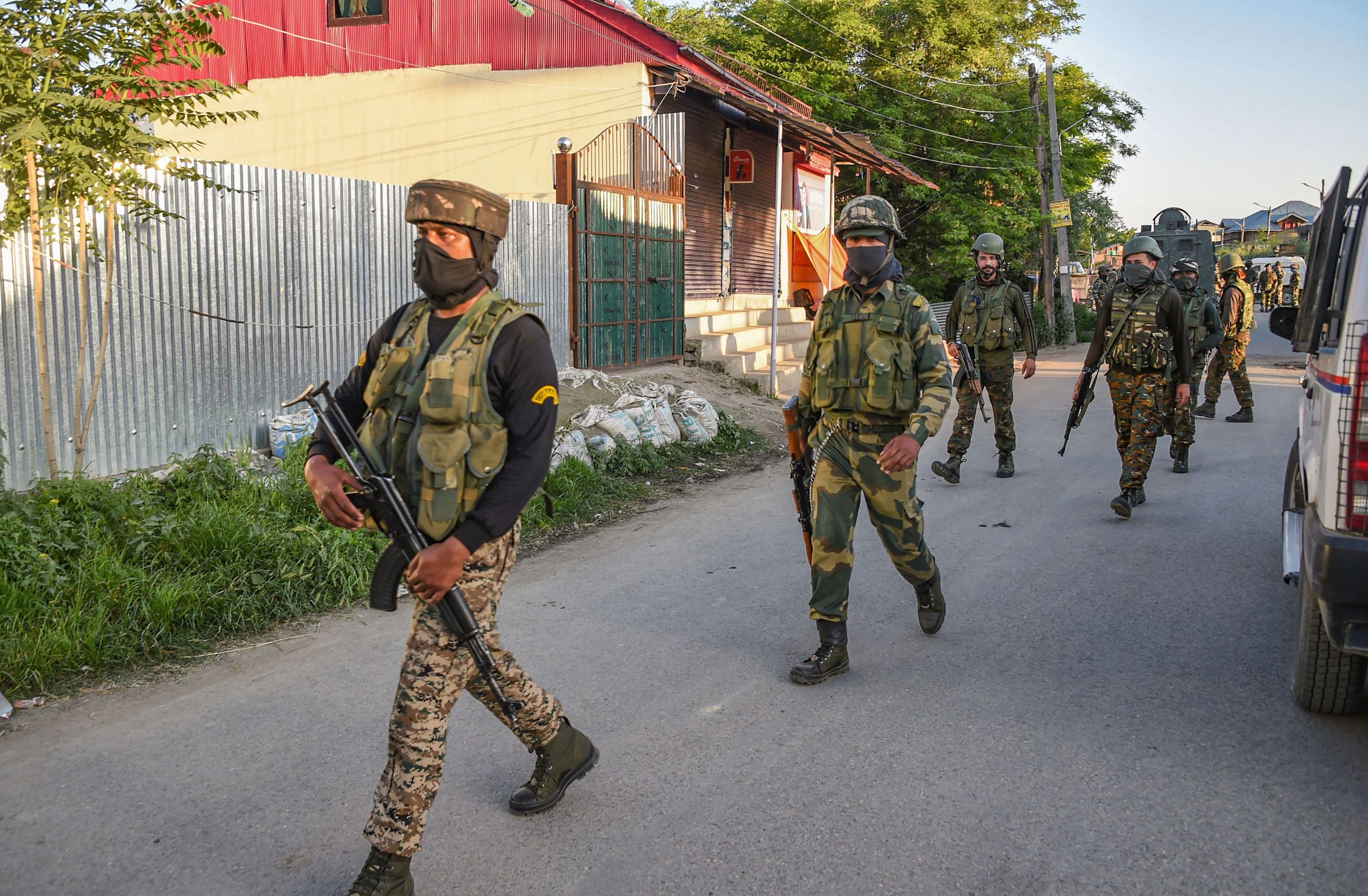 जम्मू-कश्मीर : पुलवामा में CRPF-पुलिस की संयुक्त टीम पर आतंकी हमला, एक जवान शहीद