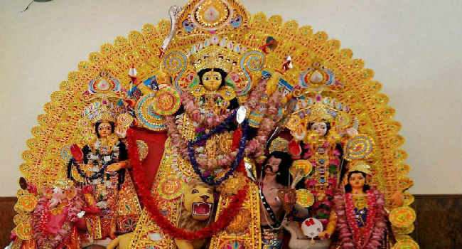 कोलकाता: वृद्धाश्रम के बुजुर्गों को दिखाए गए दुर्गा पूजा के पंडाल