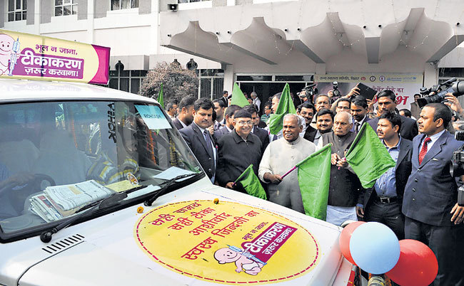 कागजों पर ही हो रहा टीकाकरण