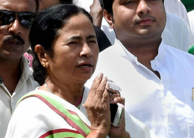 सारधा चिटफंड घोटाला:रेलवे से सीबीआइ को मिले कागजात,कांग्रेस ने ममता से मांगा इस्तीफा