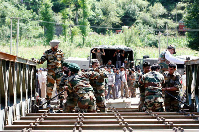 फरिश्तों पर हमला! बाढ़ पीडि़तों ने सेना के जवानों पर किया हमला