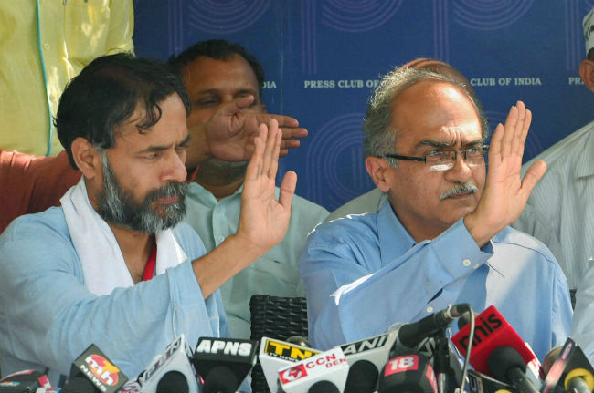 ट्विटर पर #AAPWar : चलेगी झाड़ू उड़ेगी धूल, लात मारो ”आप” को हम से हो गई भूल
