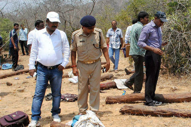 चंदन तस्कर हत्याकांड : चश्मदीद ने कहा पुलिस ने बस से उतार कर सात लोगों को गोली मारी