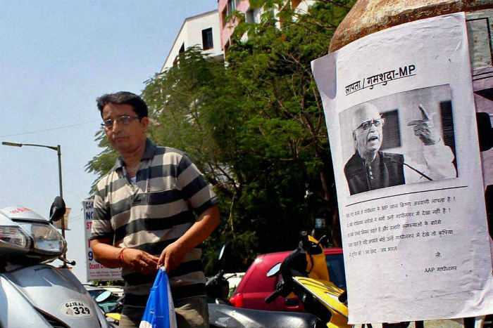 गांधीनगर में लगे आडवाणी के लापता होने के पोस्टर