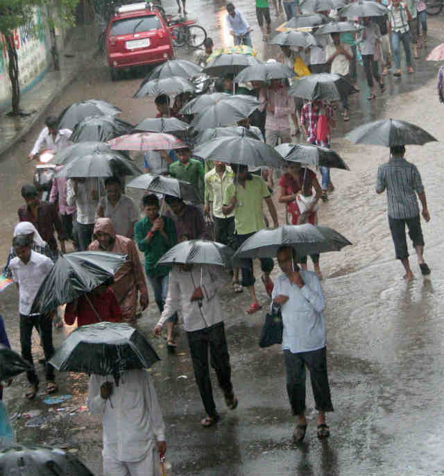 मुंबई, दिल्ली, झारखंड सहित कई राज्यों में झमाझम बारिश, गरमी से राहत