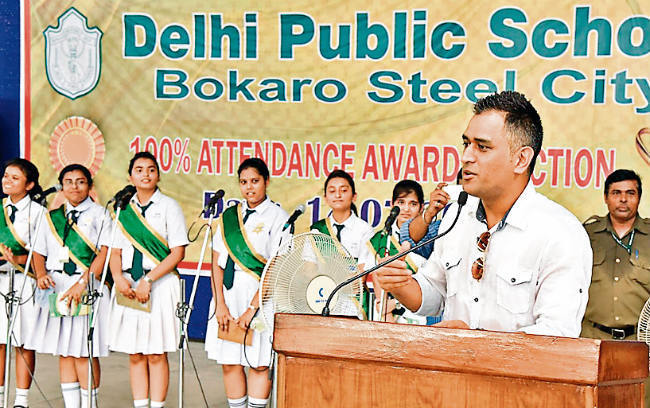 महेंद्र सिंह धौनी ने बच्चों को दिये शालीन रहने के टिप्स