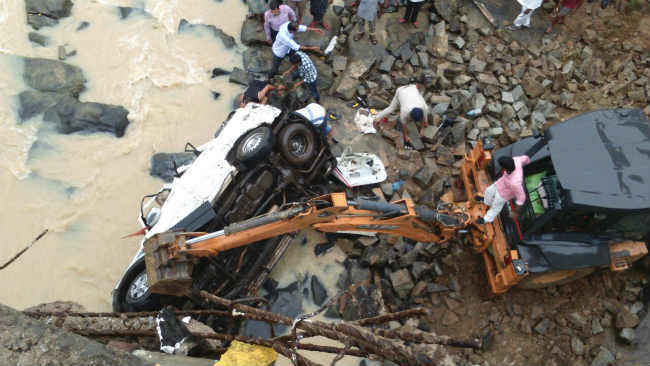 झारखंड : नदी में गिरा स्कॉर्पियो, नौ लोगों की मौत