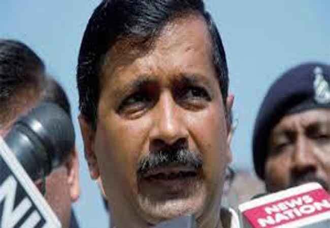दिल्ली में पोस्टर वार: आप विज्ञ��पनों के खिलाफ भाजपा ने लगाये पर्चे