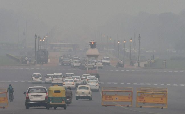 जहरीले धुएं का कोहरा, स्कूल बंद, सरकार को NGT की फटकार