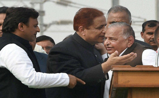 लखनऊ मेट्रो का हुआ ट्रायल रन, अखिलेश यादव ने हरी झंडी दिखाकर रवाना किया