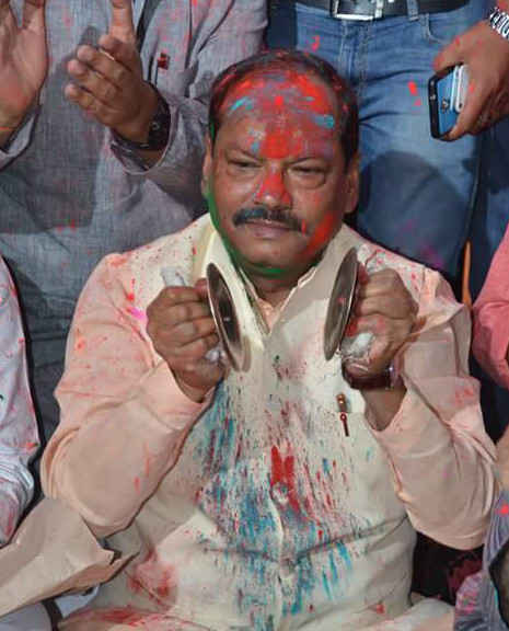 मुख्यमंत्री रघुवर दास ने जमशेदपुर में खेली होली, प्रदेशवासियों को दी बधाई