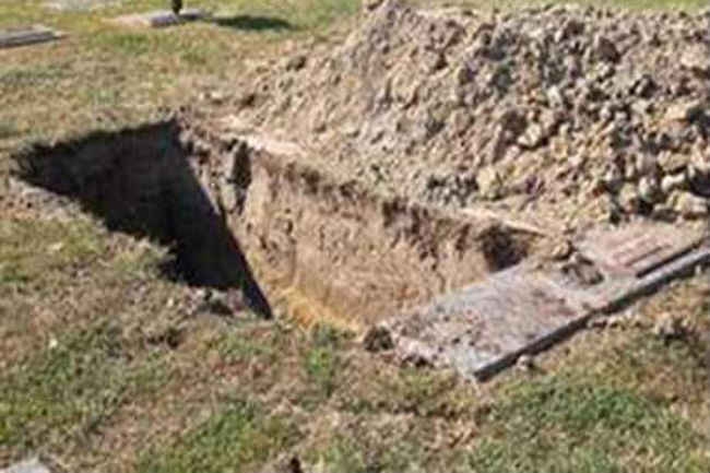 Kashmir News : कश्मीर में कब्र खोदकर निकाले गये शव, जानें आखिर क्या है वजह