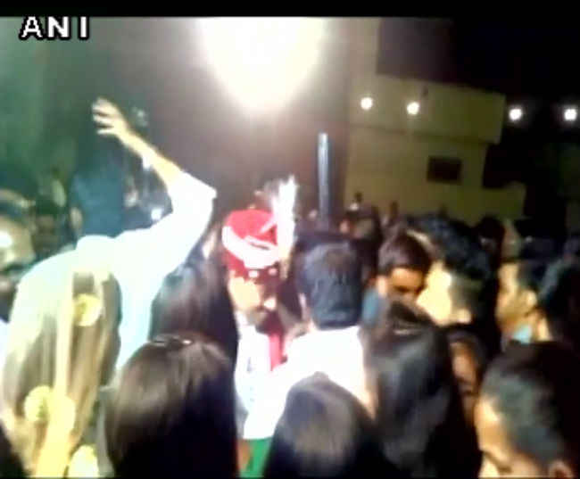 VIDEO : बारात में हुई फायरिंग, दूल्हा घायल