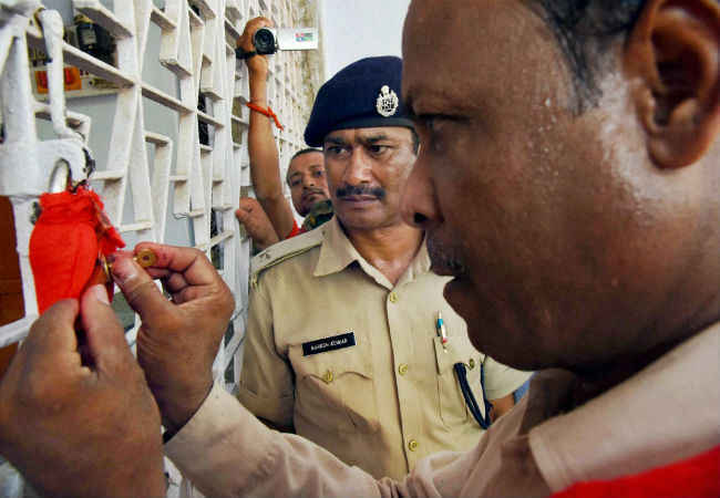 फरार JDU MLC की गिरफ्तारी के लिए पुलिस की छापेमारी जारी