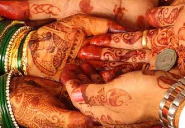OMG : 70 साल के बुजुर्ग ने 20 साल की लड़की से रचाई शादी