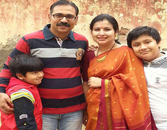 मथुरा हिंसा : शहीद SP की मां ने CM अखिलेश से कहा, ”पैसा नहीं बेटा चाहिए”
