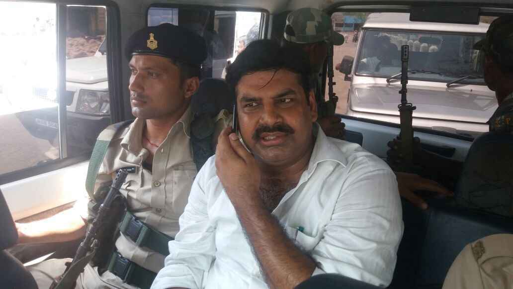 गढ़वा में बाजार समिति के पणन सचिव राकेश कुमार घूस लेते रंगे हाथ गिरफ्तार