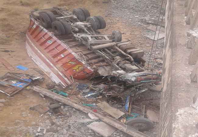 बिहार : बालू लदा ट्रक सोन नदी में गिरा, चालक की मौत, खलासी घायल