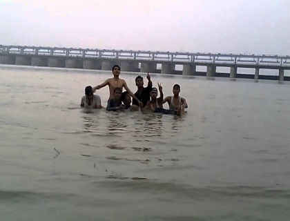 सात युवकों के गंगा में डूबने के बाद नींद से जागा प्रशासन, अवरोधक बनाये जायेंगे