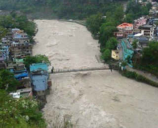 आसमानी आफत से उत्तराखंड बेहाल, लोग जान जोखिम में डालकर कर रहे हैं यात्रा