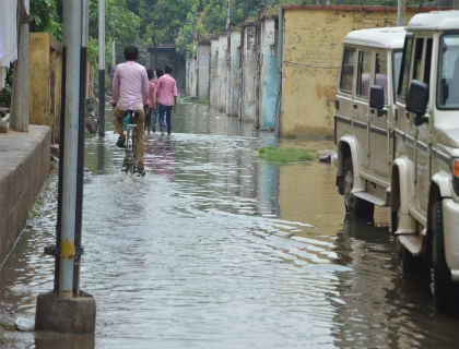 20 करोड़ से बनी सड़क, फिर भी जल जमाव