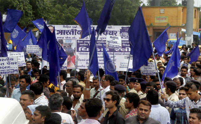 गुजरात में दलित की पिटाई के विरोध में हिंसक प्रदर्शन, हेड कांस्टेबल की मौत, बसों में तोड़फोड़