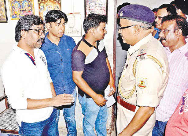 ADG अनुराग गुप्ता के खिलाफ हेमंत सोरेन गये थाना