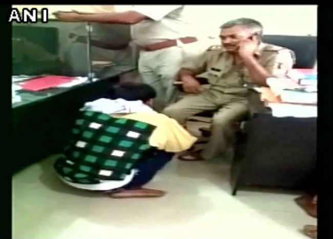 दारोगा ने थाने में युवक से दबवाया पैर, वीडियो वायरल होने के बाद सस्पेंड
