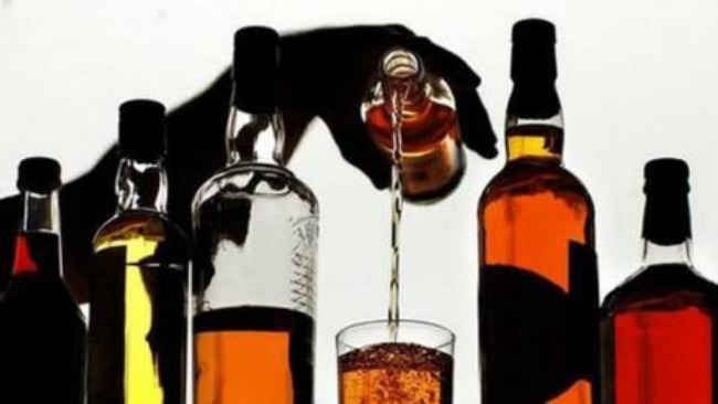 पटना : पति गया जेल तो पत्नी ने संभाल लिया देसी शराब का धंधा, चोरी की कार से भारी मात्रा में शराब बरामद