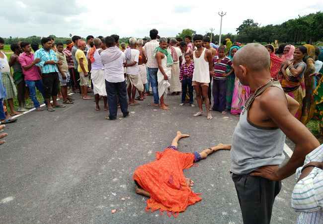बिहार : दरभंगा में बस से कुचलकर 14 वर्षीय किशोर की मौत, विरोध में सड़क जाम