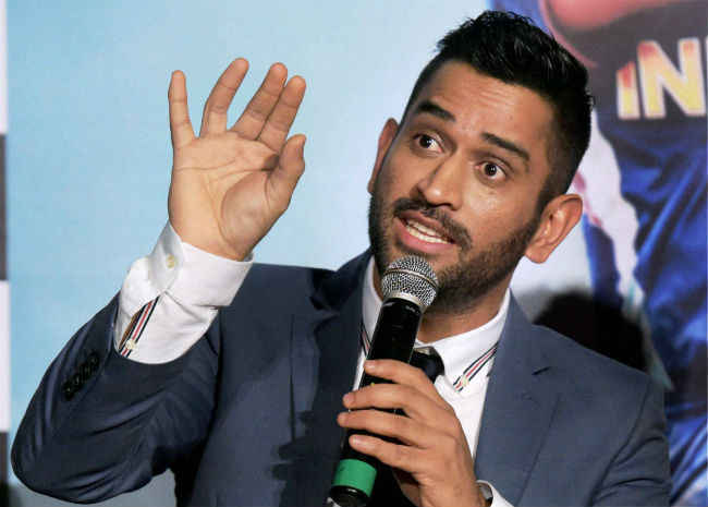 मैं वर्तमान में जीता हूं और अभी क्रिकेट मेरा लक्ष्य : धौनी