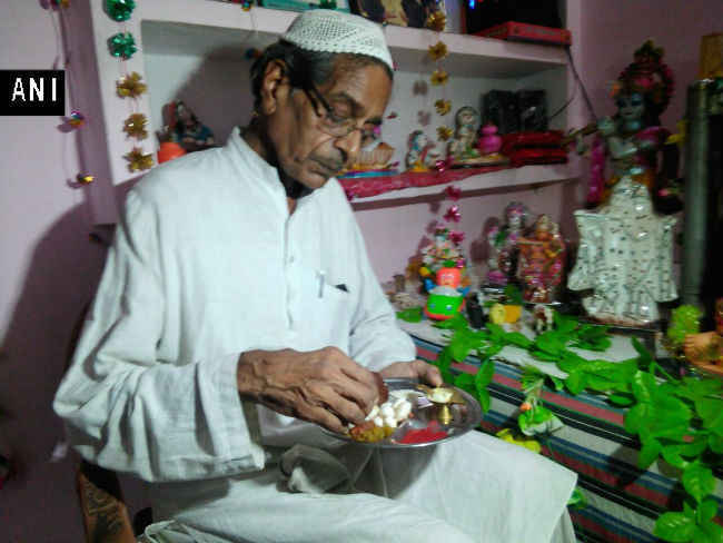 धर्म की दीवार तोड़ 28 साल से अपने घर में जन्माष्टमी मना रहे हैं कानपुर के डॉ एस अहमद, Video