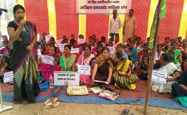 लोहरदगा : आजसू महिला मोर्चा ने पूर्ण शराबबंदी की मांग को लेकर दिया धरना
